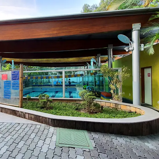 Piscina aquecida por energia solar